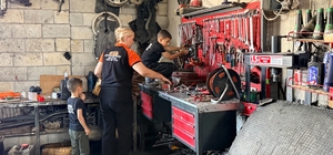 Yemek bırakmak için kocasının araç tamir atölyesine geldi, motor ustası old...