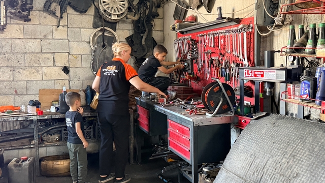 Yemek bırakmak için kocasının araç tamir atölyesine geldi, motor ustası oldu
İlk başlarda eşine yemek pişirip iş yerine götüren kadın, daha sonra araba tamirine merak sardı
Eşini izleyerek işe koyulan iki çocuk annesi kadın, yıllar içerisinde bakım, arıza tespiti ve motor işlemlerini tek başına yapmaya başladı