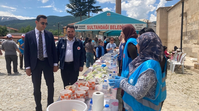 Kur'an kursu öğrencileri yararına hayır çarşısı kuruldu