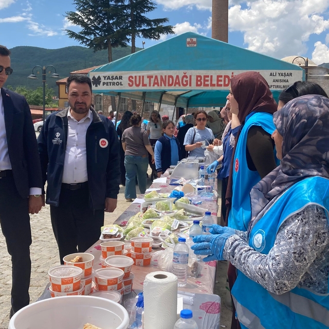 Kur'an kursu öğrencileri yararına hayır çarşısı kuruldu