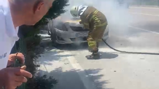 Seyir halindeki otomobilin motor kısmında yangın çıktı