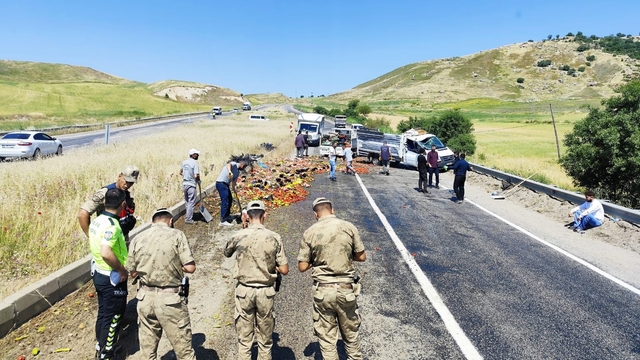 Diyarbakır'da sebze yüklü kamyonetin tekeri patladı: Kasadan savrulan ürünler yolu trafiğe kapattı