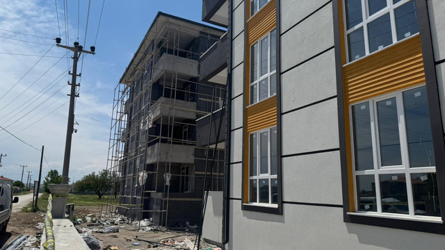 Elektrik akımına kapılan işçi, 4'üncü kattan düştü