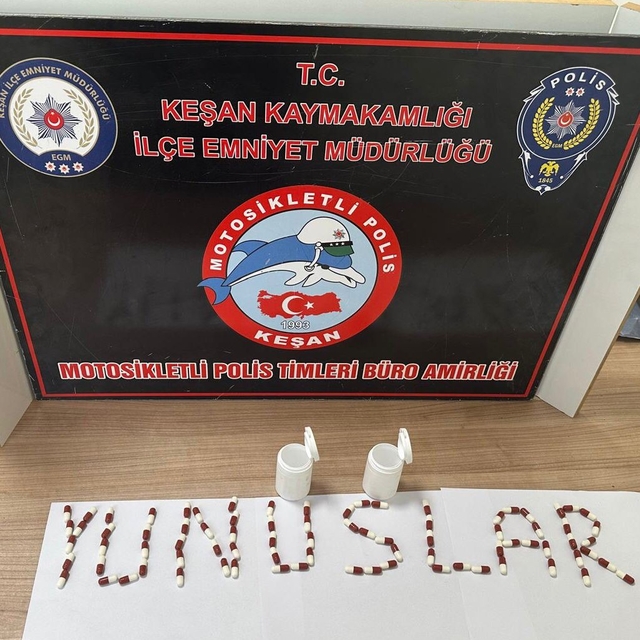 Ehliyetsiz plakasız motosiklet kullanırken üzerinde uyuşturucu çıktı
Uyuştu...