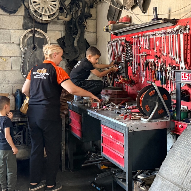 Yemek bırakmak için kocasının araç tamir atölyesine geldi, motor ustası old...