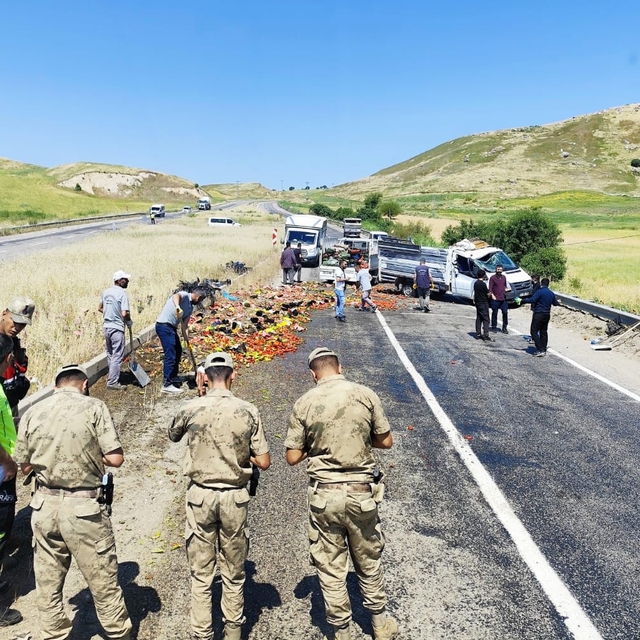 Diyarbakır'da sebze yüklü kamyonetin tekeri patladı: Kasadan savrulan ürünl...