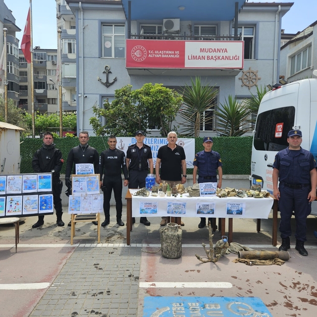 Polis bu kez mavi vatan için temizlik operasyonu yaptı
Denizden çıkanlar şa...