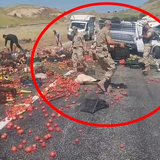 Yolda lastiği patlayan kamyonetteki meyve ve sebzeler yola saçıldı