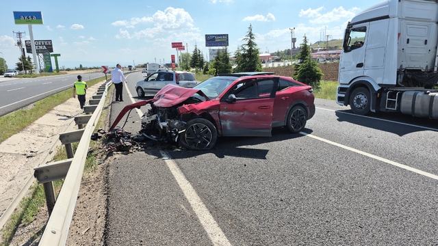 Ankara-Eskişehir kara yolunda 3 aracın karıştığı trafik kazası
Bir otomobil şarampole uçtu, kaza maddi hasarla atlatıldı