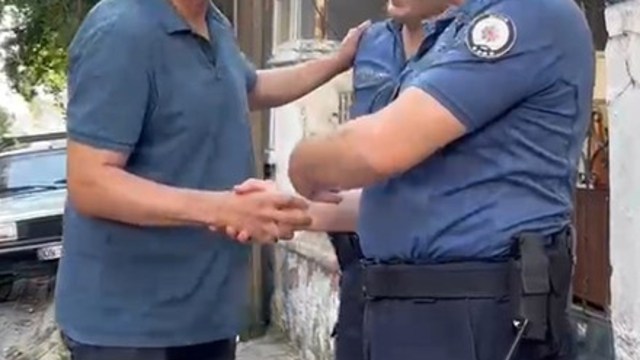 Polisi telefon dolandırıcısı zannetti
Gerçeği öğrenince olay yerine gelip özür diledi
"Görüntülü arayalım biz dolandırıcı değiliz"
