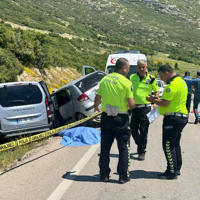 Isparta'da iki otomobil çarpıştı: 1 ölü, 5 yaralı