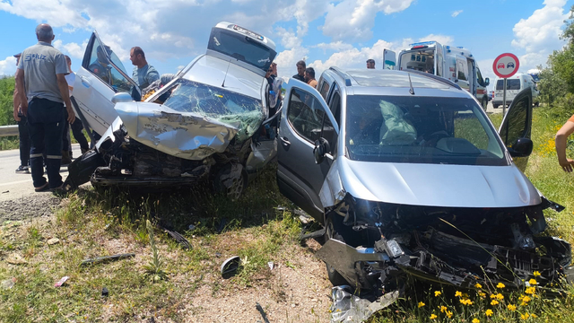 Otomobiller çarpıştı: 1 ölü, 5 yaralı