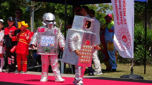 Mersin'de atıklar tasarıma dönüştü, çocuklar podyuma çıktı
