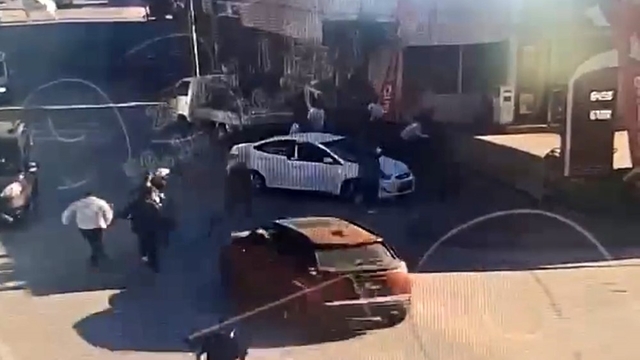 Trafikte "Önüne bak" dedi, ortalık savaş alanına döndü: 6 kişi tutuklandı
Sürücüye çok sayıda kişinin saldırdığı darp anı kameraya yansıdı