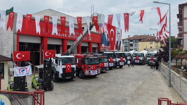 Düzce Belediyesi'ne 12 araçlık takviye
Düzce'de itfaiyeciler kentin her noktasına 7 dakikada ulaşıyor