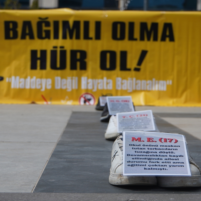 Şırnak'ta uyuşturucuya karşı dikkat çeken sergi: "Bağımlı olma, hür ol"