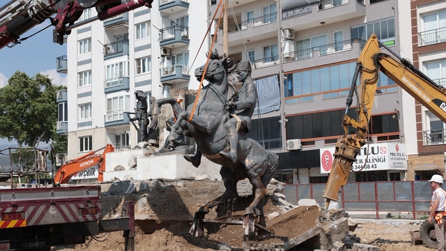 İncirliova'da Atatürk heykeli koruma altına alındı