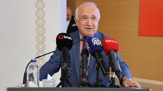 Cumhurbaşkanlığı Yüksek İstişare Kurulu Üyesi Çiçek: "Yeteri kadar kaliteli kanun çıkaramıyoruz"
Adana'da 'Güncel Gelişmeler Işığında İş Hukukuna İlişkin Uygulama Sorunları ve Çözüm Önerileri Sempozyumu' düzenlendi
Cumhurbaşkanlığı Yüksek İstişare Kurulu Üyesi ve eski TBMM Başkanı Cemil Çiçek:
"600-700 kelimeyle ana dilini konuşan bir toplumda mükemmel kanun yapmak mümkün olmaz"
"Fırsatçılık öne çıkıyor"