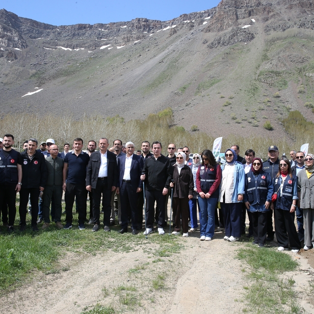 Nemrut Kalderası'nda doğa yürüyüşü ve temizlik yapıldı