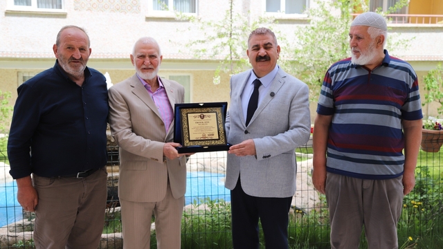 Başkan Sunar'dan çevre duyarlılığına "Örnek Site" plaketi
Başkan Sunar, temizliği ve düzeniyle dikkat çeken siteyi üdüllendirdi