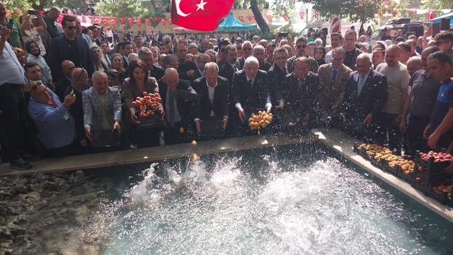 Mut'ta 64. Karacaoğlan ve Kayısı Festivali coşkuyla başladı