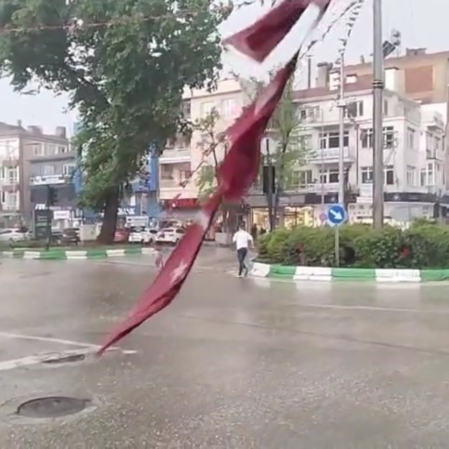 Bursa'da sel...Duyarlı vatandaşlar sele rağmen yırtılan Türk Bayrağını yerd...