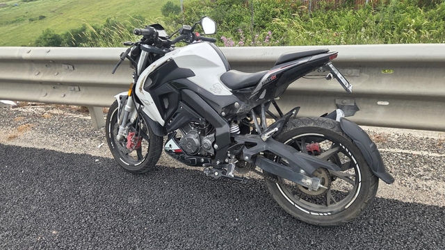 Motosiklet virajda savruldu sürücü ağır yaralı