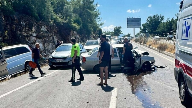 Bodrum'da otomobil ile minibüs çarpıştı: 6 yaralı
