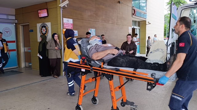 Bursa'da devrilen kamyonun sürücüsü yaralandı