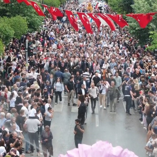 Isparta'da Uluslararası Gül Festivali coşkusu: Binlerce kişi kortejde buluş...