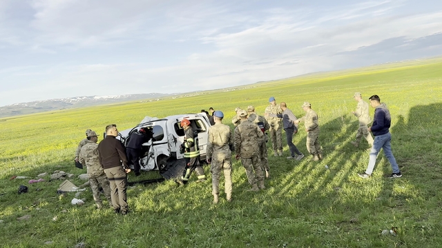 Hafif ticari araç takla attı; 1'i bebek 3 ölü, 4 yaralı