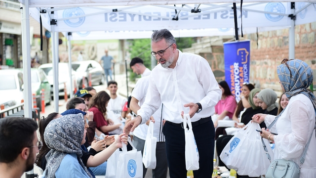 Başkan Erol gençleri dinledi, talepler için harekete geçti
Kestel'de sorunlar yerinde dinleniyor, çözümler hızla üretiliyor