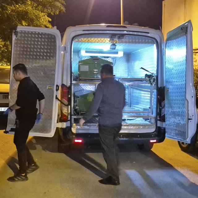 Babasının cesediyle 2 gün aynı evde yaşadı