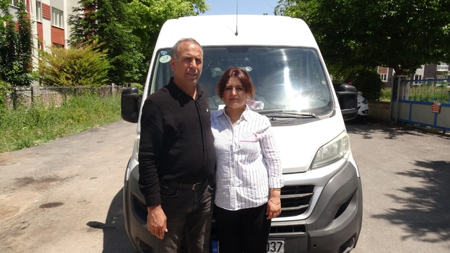 Eşine yardım için direksiyon başına geçti, öğrenci servisinin sevilen şoförü oldu
Kadın servis şoförü Malatya yollarında takdir topluyor