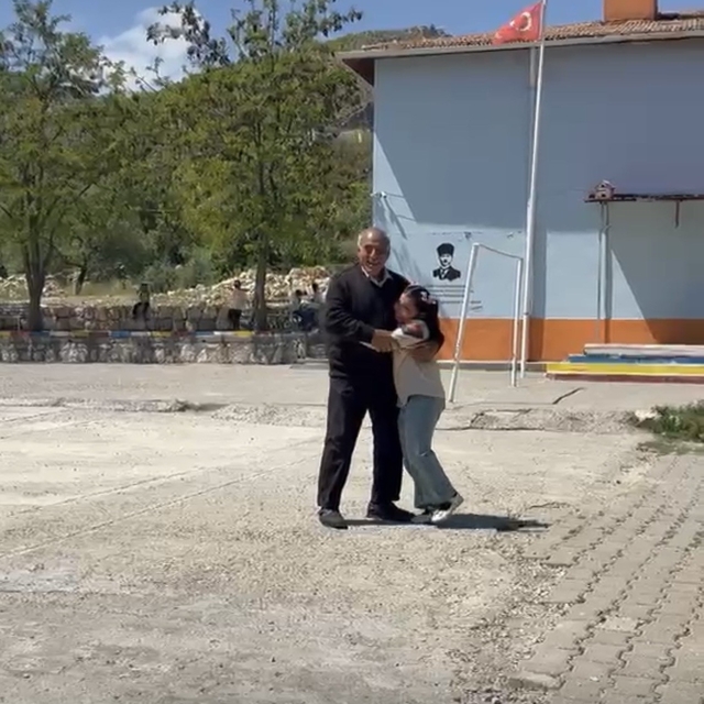 Diyarbakır'da dede ile torunun gülümseten sevgisi