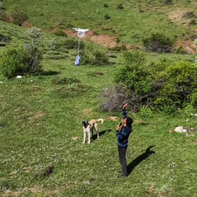 Arazideki çobanlara dronla 'şeker' gönderdiler