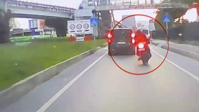 Motosiklet dolmuş minibüse arkadan çarptı