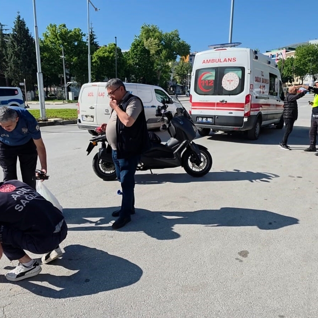 Kütahya'da motosiklet ile elektrikli bisiklet çarpıştı: 1 yaralı