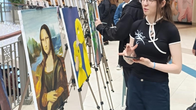 Atık yağları boyaya dönüştürüp, yaptıkları tabloları sergilediler