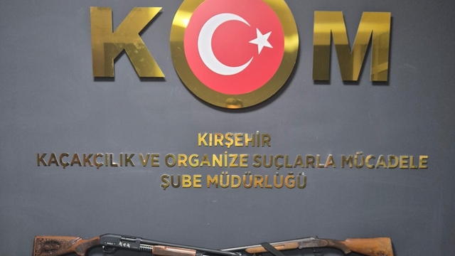 Kırşehir'de, ruhsatsız tüfek ve kaçak içki ele geçirildi