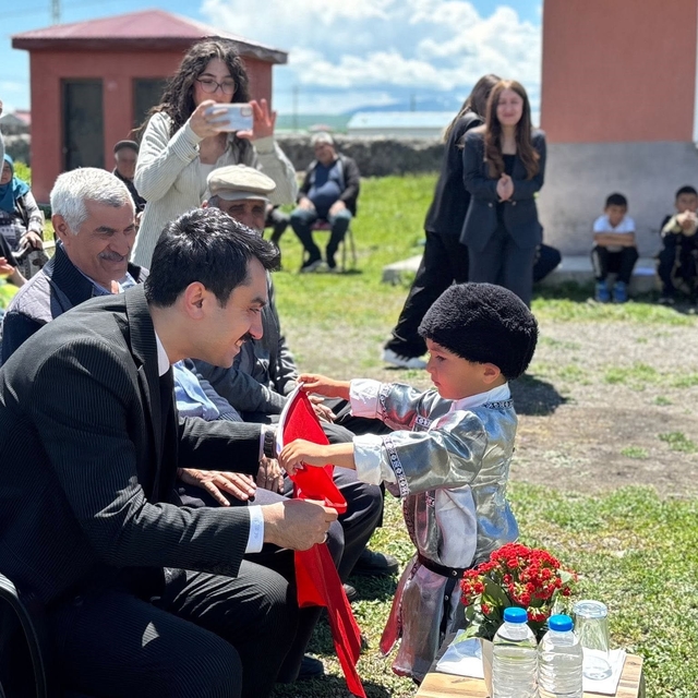 Kars'ta köy ilkokulunda yıl sonu coşkusu