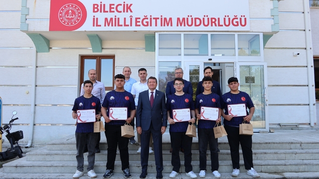 Dünya şampiyonlarına başarı belgeleri verildi