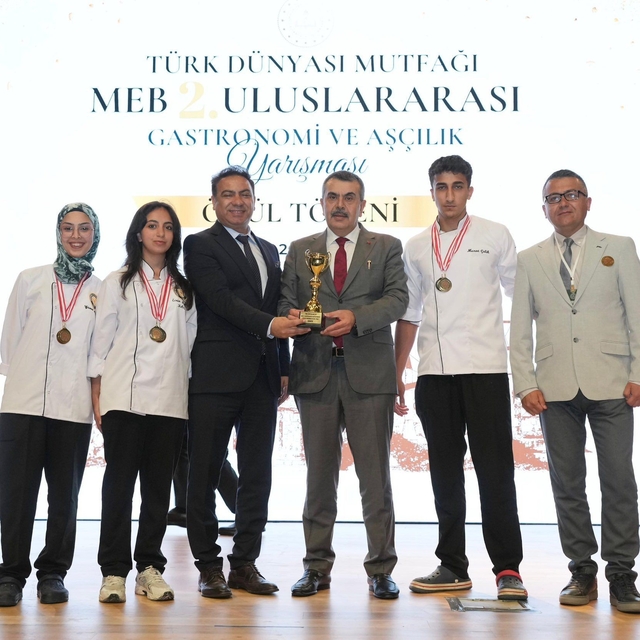 Bakan Yusuf Tekin'den ödül, Ayvalık'ta davul zurnalı karşılama
Cunda Turizm...