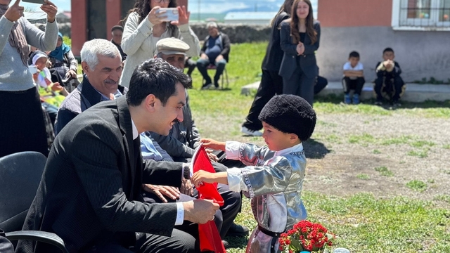 Kars'ta köy ilkokulunda yıl sonu coşkusu