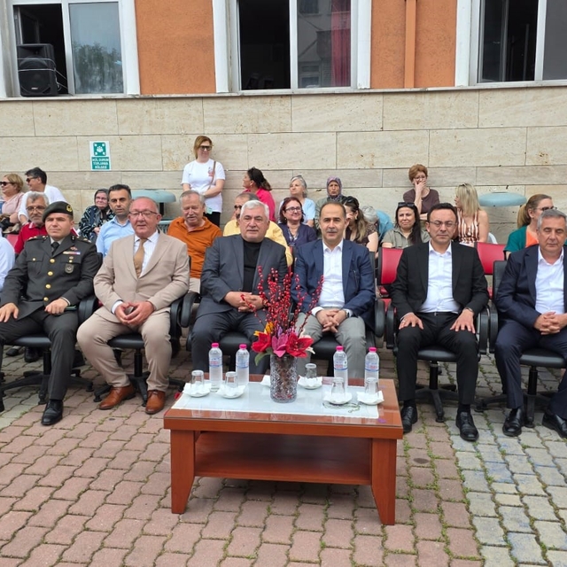 Bandırma'da hayat boyu öğrenme şenliği ve yılsonu sergisi açıldı