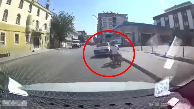 Batman'da motosikletin otomobile çarptığı kaza araç kamerasında