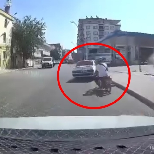 Batman'da motosikletin otomobile çarptığı kaza araç kamerasında