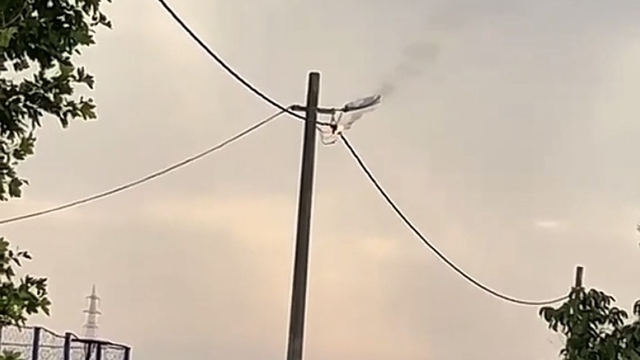 Bandırma'da elektrik hattında korku dolu anlar
Elektrik hattında kısa devre, patlama sesleri korkuttu
Yağmur sonrası elektrik arızası paniğe neden oldu