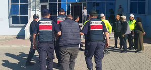 Edirne'de durdurulan taksiden 4 kaçak göçmen çıktı