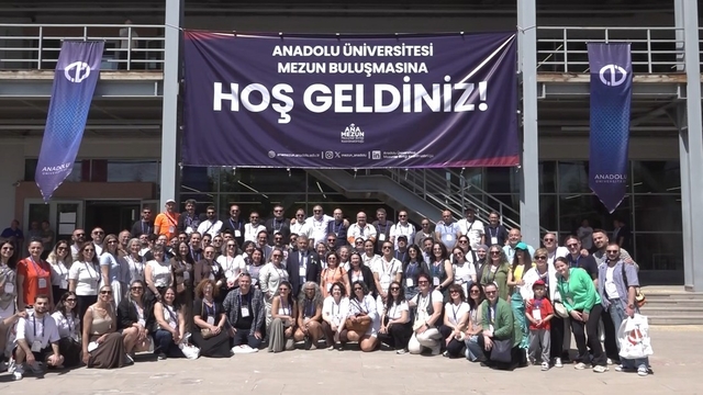 Bir araya gelen Anadolu Üniversitesi mezunları hasret giderdi
'Anadolu Üniversitesi Mezunlar Buluşması' gerçekleştirildi